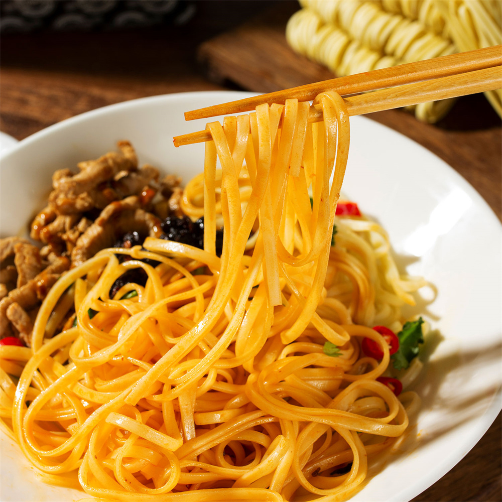Hong Kong style noodles طراز هونغ كونغ نودلز